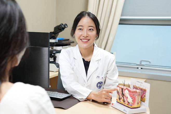 ◇의정부을지대병원 피부과 한별 교수가 피부 질환에 대해 설명하고 있다.