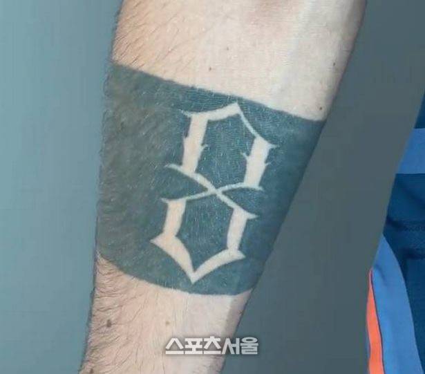 페르난데스 팔에 새겨진 8번 문신. 출처 | 데일리스타 홈페이지