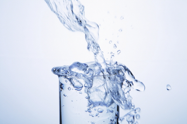 아침 빈속에 물을 마시면 다양한 건강 효과를 누릴 수 있다./사진=클립아트코리아