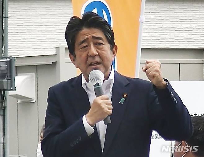 [나라=AP/뉴시스] 아베 신조 전 일본 총리가 8일 총격을 받기 직전 나라시에서 선거연설을 하고 있다. 2022.07.08.