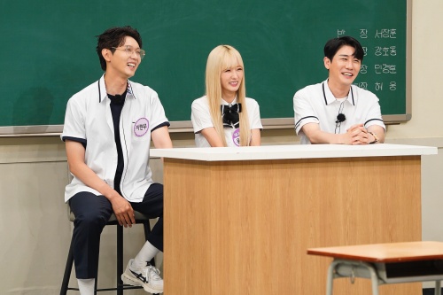 Singer Young Tak reveals behind-the-scenes Kahaani in new songJTBCs Knowing Bros, which is broadcast today (9th day), features Actor and singer Ji Hyun Woo, who returned to his first full-length album, Young Tak, and Apinks Yoon Bomi, who formed a unit group, as a former student.They will capture their brothers school with witty gestures and full tension.On this day, Young Tak released his first full-length album in 17 years, and released a behind-the-scenes Kahaani in his title song Gentleman.Young Tak says, In fact, the song As a gentleman is a song that Kim Young-chul asked me if there was a good song, so I spent it once.However, due to Kim Young-chuls unexpected reaction at the time, an anecdote that Gentleman eventually returned to Young Tak is revealed.Ji Hyun Woo, Young Tak, and Yoon Bomi also enrich the broadcast with a cover stage that can only be seen in Knowing Bros.Young Tak is singing the debut song of the band The Nuts, which Ji Hyun Woo belonged to in the past, and Yoon Bomi presents the stage where Young Taks Why You Come Out There adds his own excitement.In addition, Ji Hyun Woo reinterprets Apinks Mr. Chu in the band version of the contest corner Gentleman Inside, showing off its unique charm.The cover stage of three people who could not be seen anywhere from the unusual chemistry of Ji Hyun Woo, Young Tak and Yoon Bomi can be found at JTBC Knowing Bros at 8:40 pm on this day.Knowing Bros.
