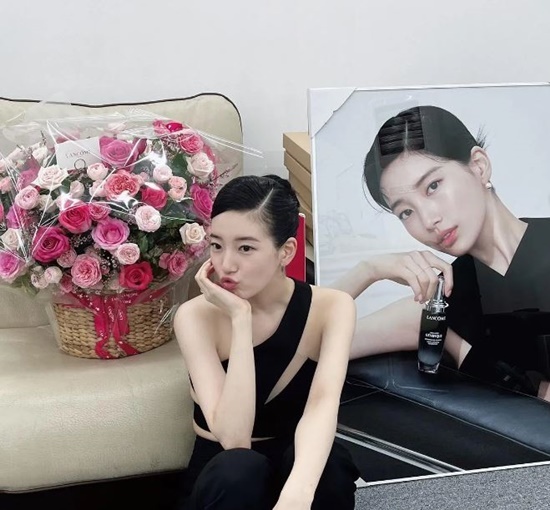 Singer and Actor Bae Suzy has told me about the recent situation reminiscent of Audrey Hepburn.Bae Suzy posted several photos on his instagram on the 9th with an article entitled Thank you.The photo shows Bae Suzy staring somewhere with his bald head, and behind him is a colorful flower basket from a cosmetics brand that attracts attention.Bae Suzy shows off her elegant figure in a black incision dress - with a distinctive lovely yet sweet vibe.Recently, it has been well received through the Coupang play series Anna.Anna is a Greene original series of stories about a woman who started a trivial lie and lived a completely different persons life.It is gathering topics every day with unpredictable story development and personality full of characters.Photo: Bae Suzy Instagram