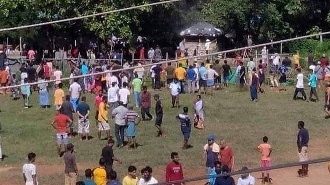 인도의 모레 국경 마을 주민들이 미얀마에서 사살된 인도인 2명의 시신을 돌려달라며 시위를 벌이고 있다. 2022. 7. 6. [SNS 캡처. 재판매 및 DB 금지]
