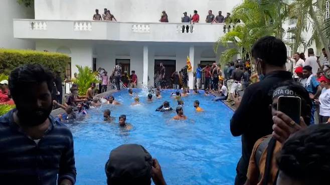 ‘최악의 경제난’을 부른 정권에 분노해 고타바야 라자팍사 스리랑카 대통령의 콜롬보 관저를 9일(현지시간) 점거한 반정부 시위대가 시민들의 생활고와 극명한 대조를 이루는 호화로운 관저 야외 수영장에서 물놀이를 하고 있다. 라자팍사 대통령은 이날 밤 전격적으로 사임 의사를 밝혔다. 콜롬보 AP 뉴시스
