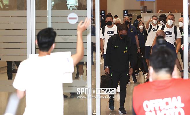 ▲ 토트넘 홋스퍼 동료들을 향해 손을 흔드는 손흥민 ⓒ곽혜미 기자