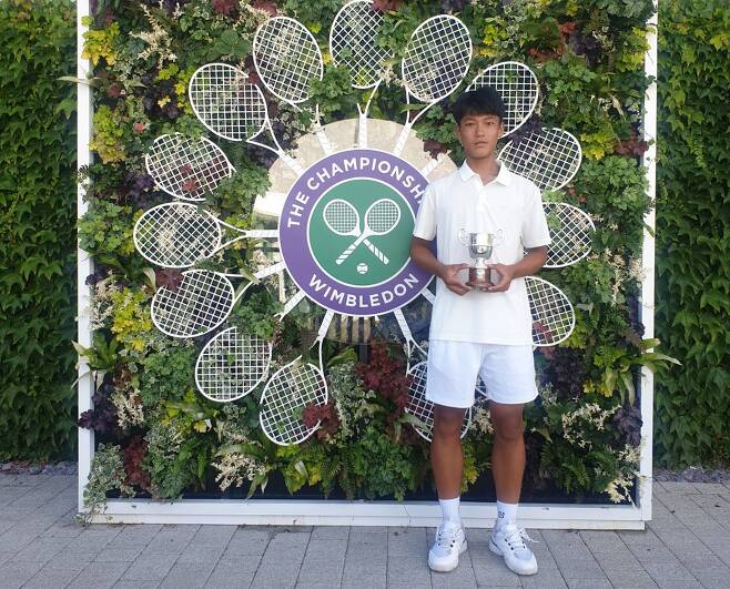 10일(현지시간) 영국 윔블던 올잉글랜드클럽에서 열린 윔블던 테니스대회 14세부 남자 단식 결승에서 우승한 조세혁(14·남원거점스포츠클럽)이 우승 트로피를 들고 기념 촬영하고 있다. /대한테니스협회 제공