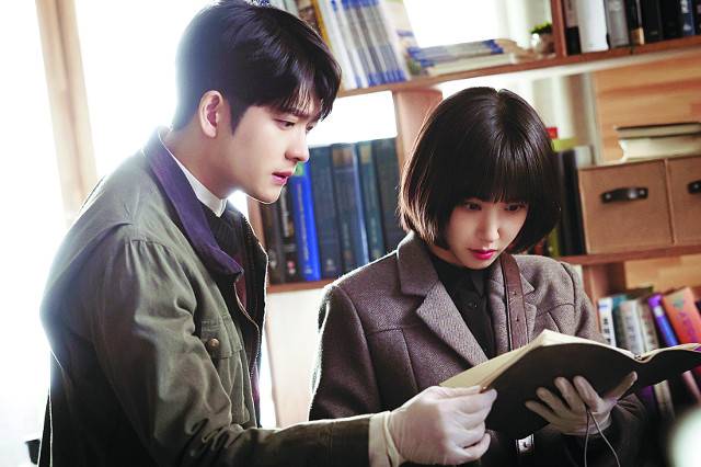 우영우가 송무팀 직원 이준호(강태오)와 함께 사건 현장을 조사하는 모습. 에이스토리·KT스튜디오지니·낭만크루 제공