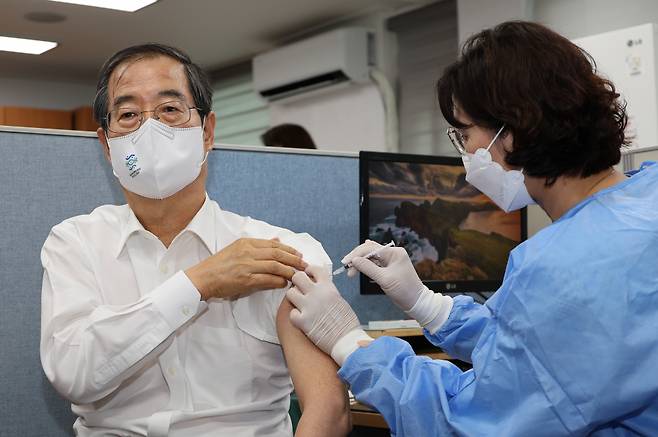 한덕수 국무총리가 지난 8일 오후 서울 종로구보건소에서 코로나19 4차 예방접종을 하고 있다. Ⓒ연합뉴스