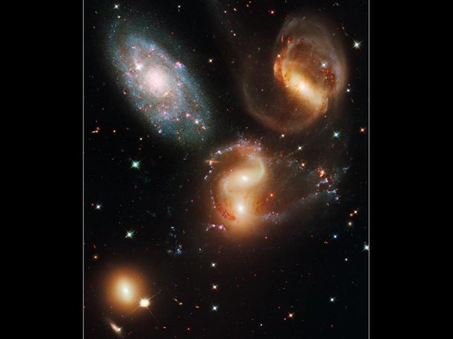 슈테팡 5중 은하는 페가수스 별자리에 있으며 2억9000만광년 거리에 있다.