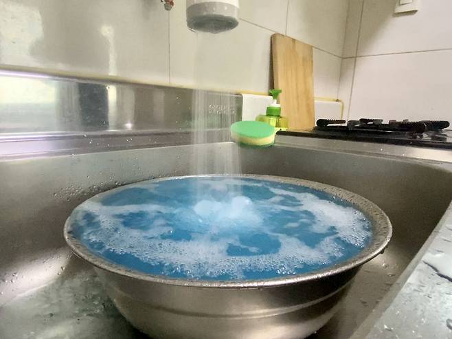 12일 오전 11시쯤 경북 포항시 남구 효자동의 4층 원룸에 있는 한 세대의 수도꼭지에서 파란색 물이 흘러나왔다./연합뉴스