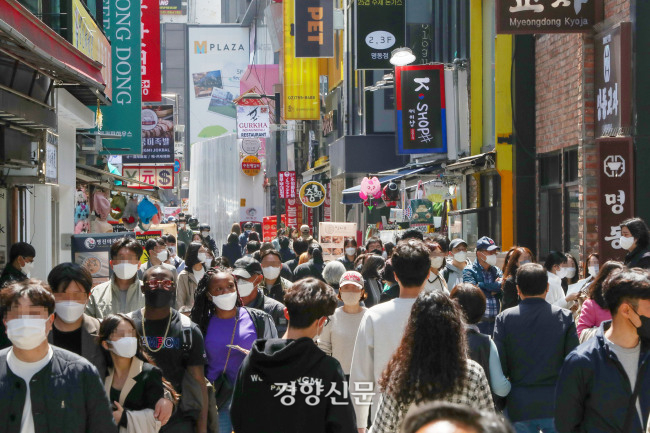 지난 4월17일 서울 중구 명동 거리. 4월18일부터 사회적 거리두기가 전면 해제됐다. 한수빈 기자