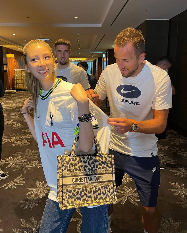 Model Irene has met England captain Harry KaneIrene posted a picture on his instagram early on the 14th with an article entitled Thank you to Tottenham for making me have an amazing experience.In the open photo, Irene poses with his name as a certified sign for the marked Tottenham uniform.The photo, which was released later, showed Harry Kane signing his back.On the back, Matt Doherty also got the envy of football fans with the waiting image.On the other hand, Irene, who was born in 1987 and is 35 years old, became popular as a goalkeeper for SBS Goal Hits FC.Photo: Irene Instagram
