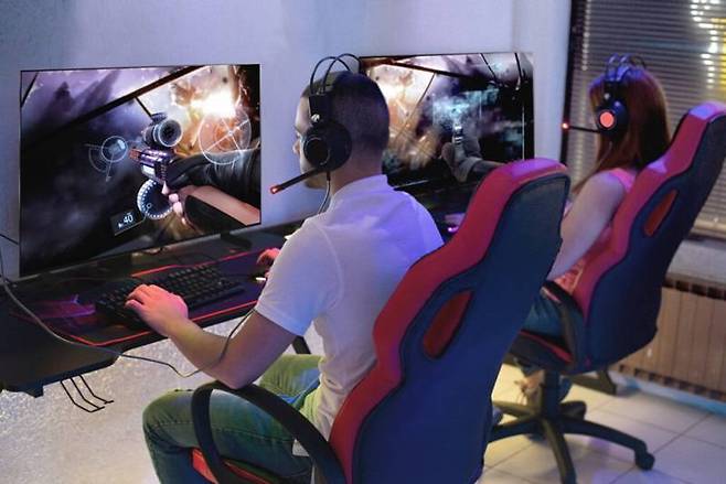 게임이나 영상이 주 목적이라면 게이밍 TV가 성능이나 가성비 면에서 더 나을 수 있다. 출처=LG전자