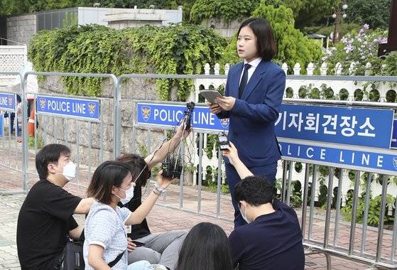 박지현 더불어민주당 전 비상대책위원장이 15일 서울 여의도 국회 앞에서 민주당 당대표 출마 선언 기자회견을 하고 있다. 뉴시스