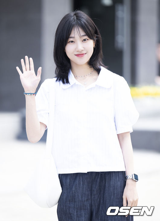Park Eun-bin, Kang Tae-oh, Kang Ki-young, and Joo Hyun-young attended the Party with staff and finished with a meaningful time.On the 15th, ENA Wednesday-Thursday evening drama Extraordinary Attorney Woo Party with staff was held at a restaurant in Gangnam District, Seoul.Park Eun-bin, who appeared first, appeared in a black blouse and beige pants.Park Eun-bin, who had a fresh haircut, a signature hairstyle of Jung Wooyoung, waved at the reporters and waved happily, posing and leaving a picture.Especially when Park Eun-bin took off his mask, the elasticity burst out around him.Park Eun-bins beauty covered in the mask was refreshingly colored around, and Park Eun-bin showed Jung Wooyoung and Circles personnel corporation Woo Young-young at the request of reporters to pose.Then came Kang Tae-oh, Kang Ki-young and Joo Hyun-young; Kang Tae-oh appeared in comfortable outfits, including black T-shirts and black pants.Taking off his mask, Kang Tae-oh caught his eye with a large dog charm and waved happily.The child actor Oh Ji-yul, who played young Jung Wooyoung, and Jeon Bae-su, who played Jung Wooyoungs father, Woo Jeong-hwan, also appeared.Jeon Bae-su showed a witty pose to write Kimbap as he runs Jung Wooyoung Kimbap.Joo Jong-hyuk of Kwon Min-woo gave a smile with a pose that looked at somewhere like a nickname Kwon Mo-su.Ha Yoon-kyung of Choi Yoon-kyung, who was in the sunshine of spring, and Ha Young, who gave a reversal in the episode 2, also attended.Joo Hyun-young, who plays Circle, showed off her fashionable look in croppy fashion with a thin waist emphasis.ENA Wednesday-Thursday evening drama Extraordinary Attorney Woo is a drama depicting the survival of a large law firm by a new Lawyer Jung Wooyoung (Park Eun-bin), who has both a genius brain and autism spectrum.Extraordinary Attorney Woo, which was first broadcast on the 29th of last month, has a 10% TV viewer rating in front of the eyes, exceeding 9.6% in six times from TV viewer ratings of 0.9%.