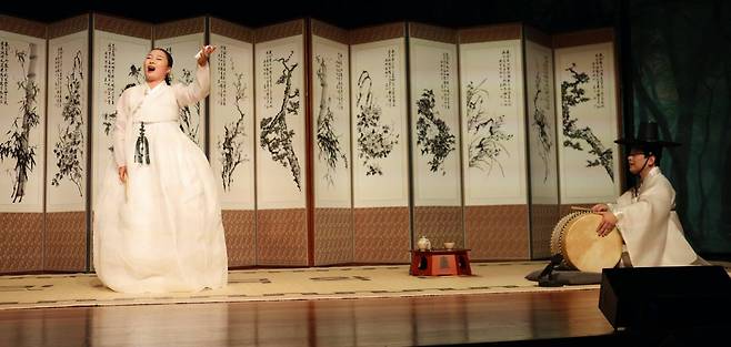 Pansori myeongchang Heo Ae-sun performs “Simcheongga” with drummer Go Jeong-hoon at the Namwon Public Library in Namwon, North Jeolla Province, Korea, Photo © Hyungwon Kang