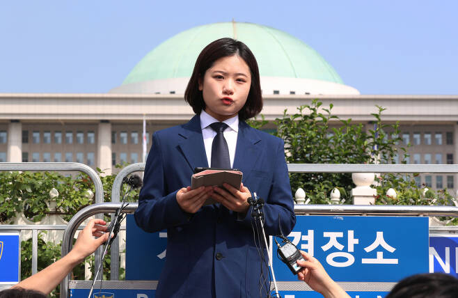 더불어민주당 박지현 전 공동비상대책위원장이 15일 국회 정문 앞에서 기자회견을 열고 차기 당대표 경선 출마 선언을 하고 있다. [연합]