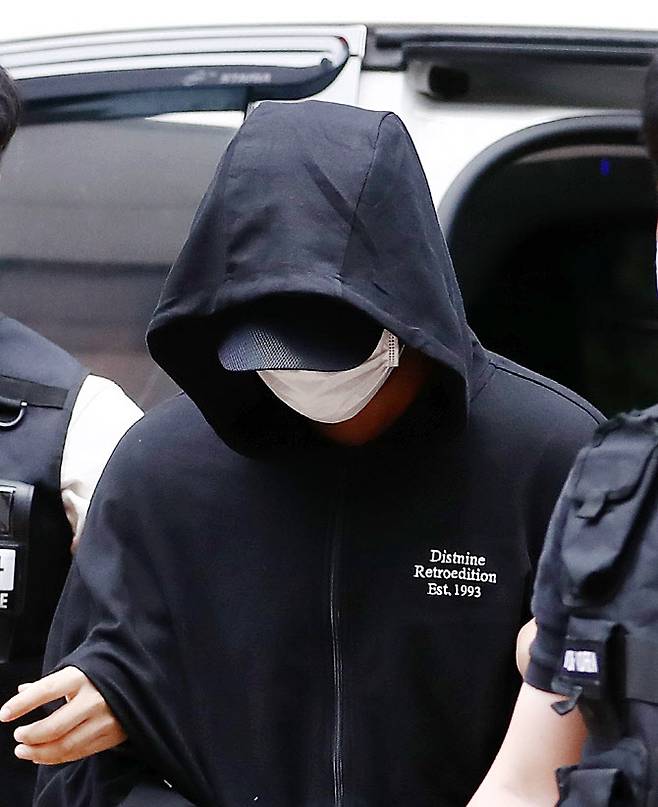 여대생을 성폭행한 뒤 숨지게 한 혐의를 받고 있는 김모씨가 17일 구속 전 피의자심문을 받기 위해 인천지법에 들어서고 있다. (사진 = 연합뉴스 제공)