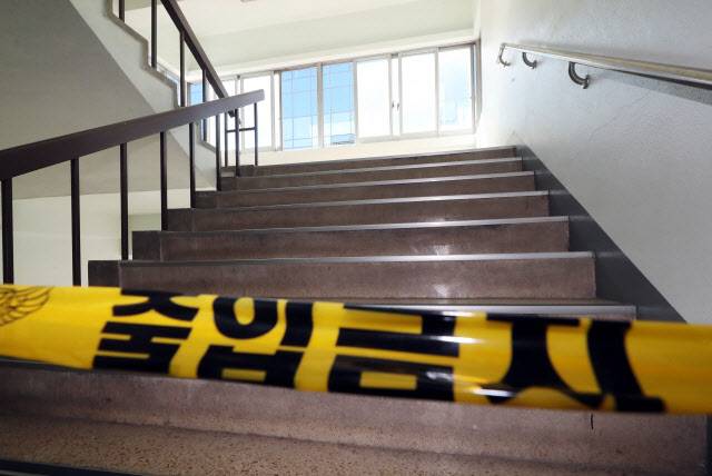 인하대 캠퍼스 건물 계단에 설치된 폴리스라인. (사진=연합뉴스)