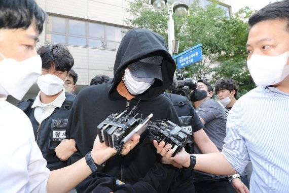 인하대 캠퍼스 안에서 동급생을 성폭행하다 추락해 숨지게 한 20대 남성 A씨가 17일 오후 구속 전 피의자 심문(영장실질심사)을 마치고 인천시 미추홀구 인천지방법원을 나서고 있다. 2022.7.17/뉴스1