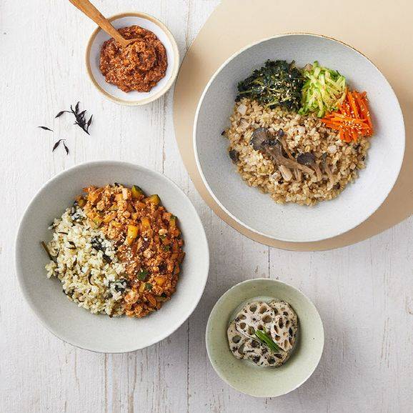 그리팅 베지라이프 순두부강된장 녹차해초밥과 호두고추장비빔밥.ⓒ현대그린푸드