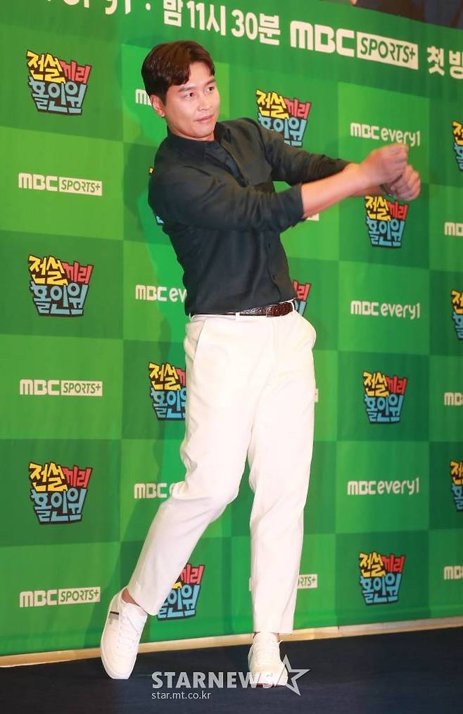 전 축구선수 이동국이 19일 오전 서울 상암동 스탠포드 호텔에서 진행된 MBC에브리원 예능 '전설끼리 홀인원' 제작발표회에 참석해 포즈를 취하고 있다. 축구와 농구 레전드 스타들이 펼치는 골프 대결을 통해 스포츠의 짜릿함과 예능의 유쾌함을 동시에 만끽할 수 있는 프로그램 '전설끼리 홀인원'은 오늘(19일) 첫 방송된다. /2022.07.19 /사진=이동훈 기자 photoguy@