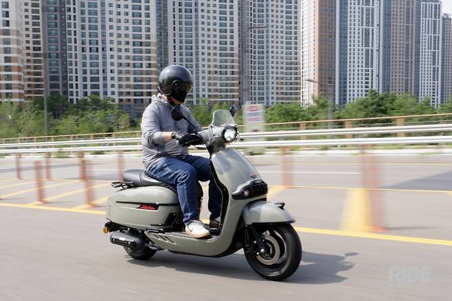 니키 125. 교통흐름에 발맞추는 데는 문제 없는 수준이다