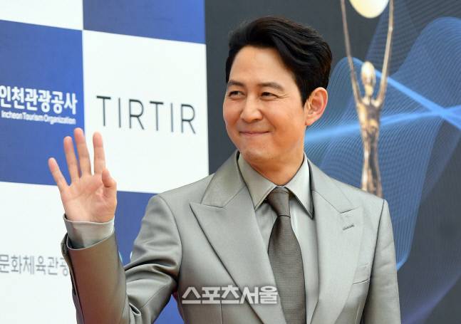 배우 이정재가 19일 인천 중구 파라다이스시티호텔에서 진행된 제1회 ‘청룡시리즈어워즈’에 입장하고 있다. 2022. 7. 19. 인천 | 박진업기자 upandup@sportsseoul.com