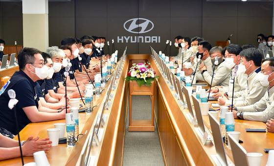 (울산=뉴스1) 조민주 기자 = 현대자동차 노사 대표가 10일 울산공장 본관 동행룸에서 2022년 임금협상 상견례를 하고 있다.(현대차 제공) 2022.5.10/뉴스1