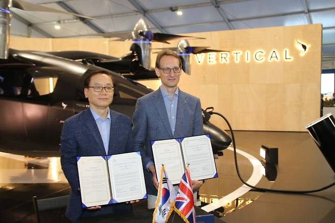 20일(현지시간) 영국 런던에서 열린 판버러 에어쇼에서 한화에어로스페이스 신현우 사장(왼쪽)과 버티컬 에어로스페이스 마이클 세르벤카(Michael Cervenka) 사장(오른쪽)이 공동협력의향서 체결 직후 버티컬사의 VX4 기체 앞에서 기념 촬영을 하고 있다.ⓒ한화에어로스페이스