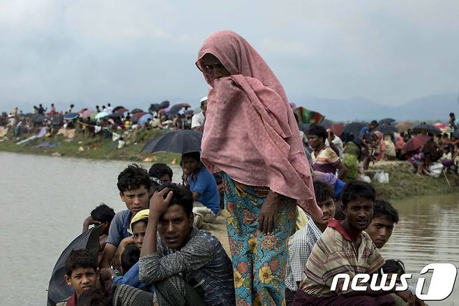 4일(현지시간) 미얀마 정부군과 로힝야족 무장세력간 유혈충돌을 피해 로힝야족 난민들이 방글라데시와 미얀마 국경의 우키아에서 쉬고 있다. © AFP=뉴스1 © News1 우동명 기자