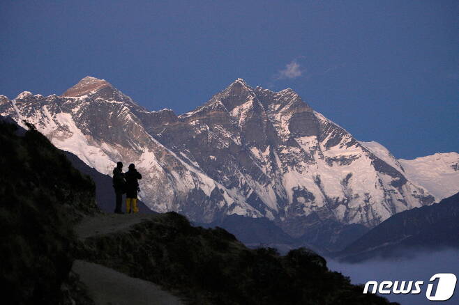 네팔 상보채에서 등산가들이 에베레스트산 풍경을 감상하고 있다. 2009.12.03 © 로이터=뉴스1 © News1 유민주 기자