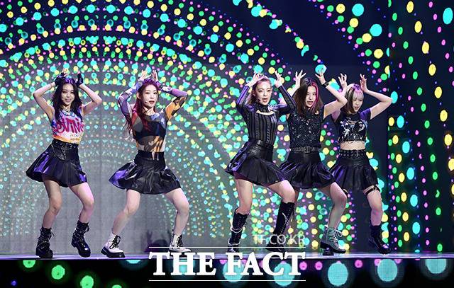더팩트가 주최하고 팬앤스타(FAN N STAR)가 주관하는 '2021 TMA'에서 걸그룹 있지(ITZY)가 화려한 공연을 펼치고 있다. /더팩트 DB