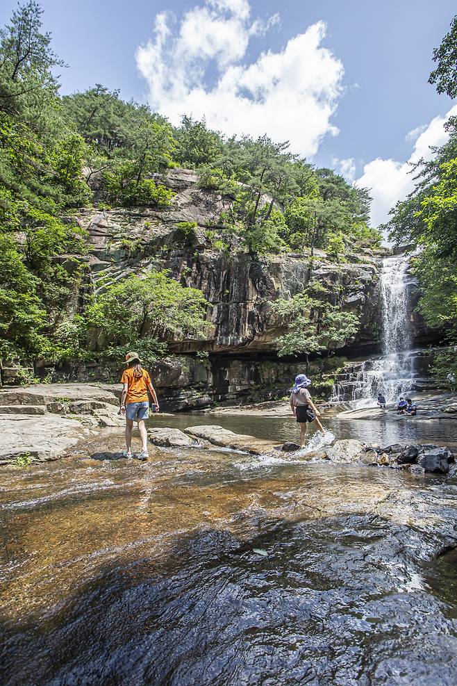 20m 절벽에서 떨어져 암반을 타고 흐르는 수옥폭포는 그 옛날 과거를 보기 위해 오가던 과객들의 발을 씻어주는 고마운 물이었다. 지난 15일 햇볕이 뜨거워지자 피서객들이 하나 둘 폭포 주변으로 모여들기 시작했다. 폭포 옆으로 난 나무 계단을 따라 상류로 올라가 위에서 폭포를 내려다볼 수도 있다. / 김종연 영상미디어 기자
