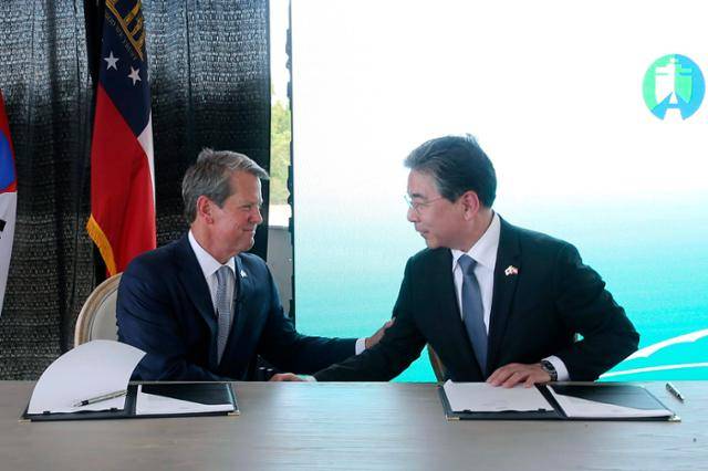 브라이언 캠프 미국 조지아 주지사와 장재훈 현대차 사장이 지난 5월 20일 미국 조지아주 브라이언 카운티 엘라벨에서 '전기차 전용 공장 투자 협약서'에 서명한 뒤 악수하고 있다. 서배너 모닝 뉴스 제공.