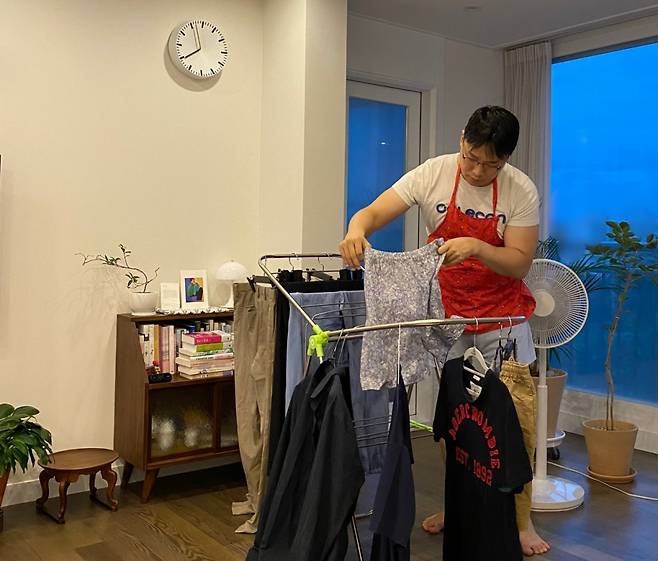 맞벌이라 아내와 나눠서 함께해왔던 집안일. '집안일 리스트'를 다 썼을 때, 아내가 더 많이 하고 있단 걸 알았다. 빨래도 그랬었다. 그동안 주로 아내가 했기에 잘 몰랐었다. 그래서 모든 집안일을 다 배워보기로 했다. 그럼 집안일을 더 빨리 끝내고, 아내와 더 오랜 시간을 함께 보낼 수 있을테니. 빨래를 배워 직접한 뒤 건조대에 널고 있는 기자./사진=남형도 기자 아내