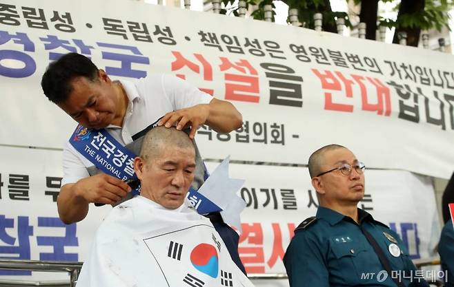 전국경찰직장협의회 민관기 충북 청주흥덕경찰서 직협회장 및 직협 회장들이 4일 서울 서대문구 경찰청 앞에서 행정안전부 경찰국 신설 정책 철회를 촉구하는 삭발식을 하고 있다. /사진=김휘선 기자 hwijpg@