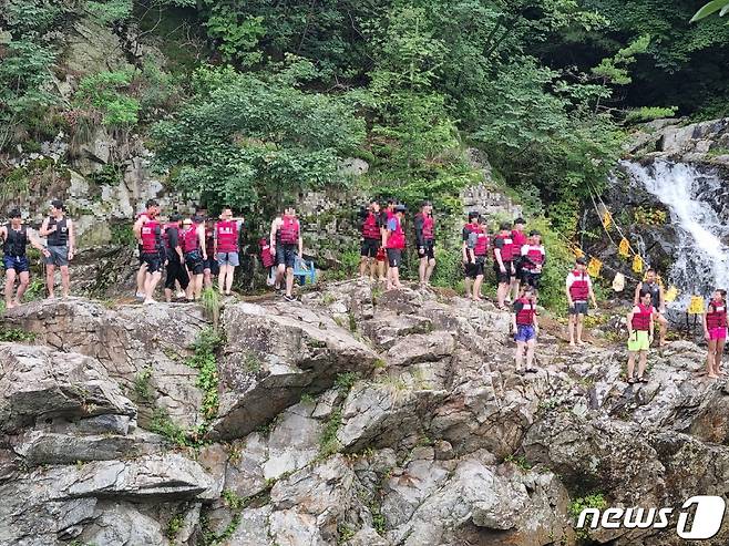 23일 경기 가평군 용소계곡 절벽 위에서 사람들이 다이빙을하기 위해 순서를 기다리고 있다. © 뉴스1 양희문 기자