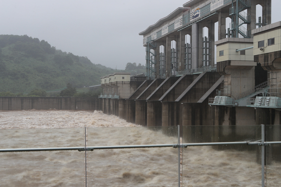 Water is released from the Gunnam Dam on the Imjin River in northern Gyeonggi on June 29. [YONHAP]