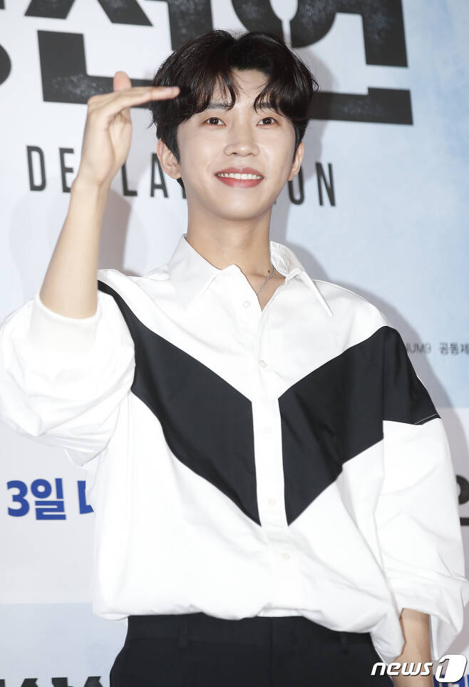 Seoul:) = Singer Lim Young-woong stole fan sentiment with a sweet greeting.Lim Young-woong attended the VIP premiere of the movie Emergency Declaration (director Han Jae-rim) held at Megabox, COEX, Seoul, on the afternoon of the 25th.Emergency Declaration is a reality aviation disaster film that takes place over a plane that declared unconditional landing due to the unprecedented air terrorism. Actors Song Kang-ho, Lee Byung-hun, Jeon Do-yeon, Kim Nam-gil, Kim So-jin, Park Hae-joon and Lim Si-wan appeared.On this day, Lim Young-woong appeared in a neat black and white costume, and the handsome visuals and the physical workouts of the over-the-wall physicals attracted the viewers admiration.He caught the fan by taking a sweet hand greeting to the cheering fans and posing for his signature greeting method.Meanwhile, Lim Young-woong is continuing his first national tour solo concert after releasing his first regular album, IM hero on May 2.