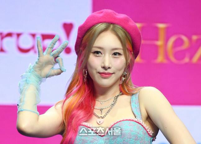 가수 헤즈(Hezz, 홍의진)가 26일 오후 서울 강남구 일지아트홀에서 진행된 싱글 앨범 ‘츄릅!(Churup!)’ 발표 기념 쇼케이스에서 취재진을 향해 포즈를 취하고 있다. 2014년 그룹 소나무로 데뷔한 Hezz는 2017년 서바이벌 프로그램 ‘아이돌 리부팅 프로젝트 더 유닛’에서 여자 1위를 하며 프로젝트 그룹 유니티의 센터로 활동하다 지난 3월 솔로로 데뷔해 활동을 이어가고 있다. 2022. 7. 26. 박진업기자 upandup@sportsseoul.com