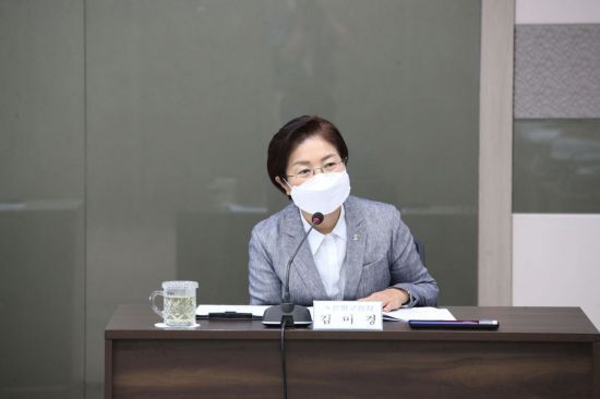 김미경 은평구청장이 여름철 재난 안전 관련 대책 회의에서 관련 부서에 폭염 피해 예방에 주력해달라고 주문했다.