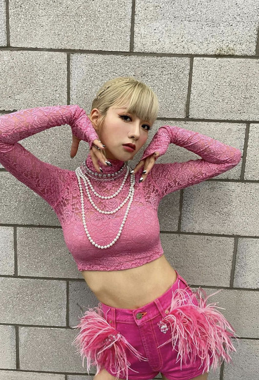 Yoon Bomi, a group early spring, completely digested hot pink.Yoon Bomi posted a photo on her SNS on the 26th.Yoon Bomi showed off her sexy charm in a pink see-through top, and her unique personality was brilliant as she completely digested her intense hot pink shorts.Yoon Bomi formed his first unit Early Spring with A Pink Park Chan-long and announced his first single Copycat on the 12th.Capycat means a person who imitates, and early spring turns into a mischievous imitation, showing new charm