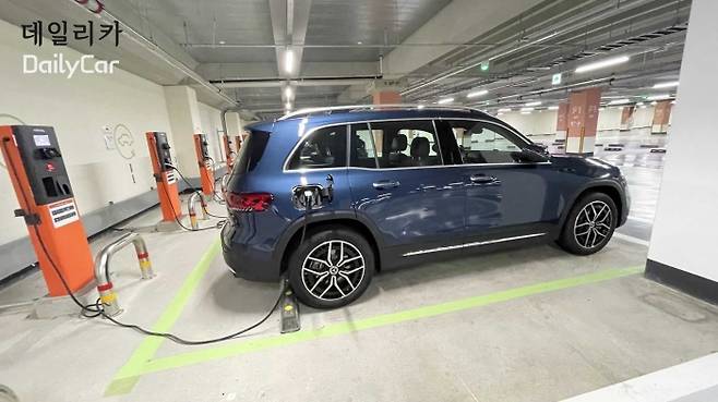 벤츠 EQB의 충전구는 차량 오른쪽 뒷편에 마련됐다.