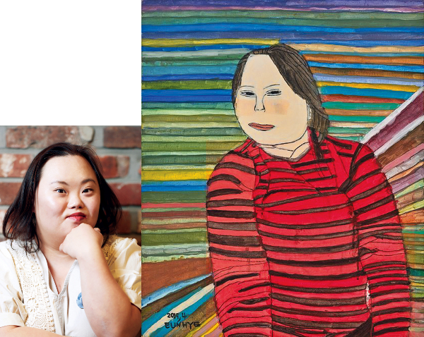 정은혜(왼쪽) 작가가 2019년 4월에 그린 자신의 초상화. 4000명 넘게 캐리커처를 그려온 그는 “사람들이 ‘그려 주세요’할 때 제일 행복하다”고 했다.영화사 진진 제공
