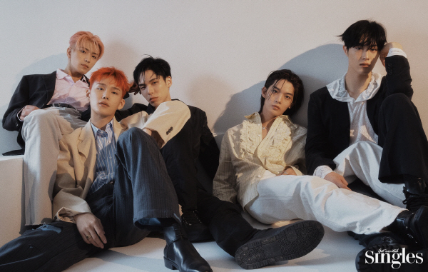 About the newly prepared album, BX expressed deep affection, saying, The more I gathered the opinions of the members each song and called them carefully.In addition, their passion for teamwork and stage was conveyed in the words of the Jinyoung, The choreography of the second refrain part seemed to be better if it entered into a different Feelings, so I asked for the consent of the members and revised it.When CIX comes to mind, it is fan love.Yonghee emphasized the love for fans, saying, CIXs activities are the driving force for living love as Fix can exist.I have not given back all the love I received from Pix, and I want to tell you to get what you get even if you go, he said, revealing his responsibility for fans who love CIX generously.CIX announced its spectacular start with its first EP album HELLO Chapter 1. Hello, Stranger in 2019, but the joy of debut was also briefly, soon after Pandemic.It would have been a difficult time to love fans more than anyone. There are too many things that have not been done yet, said Seung-hoon.The Jinyoung also expressed the joy of being able to face the fans, saying, Now I feel like breathing.