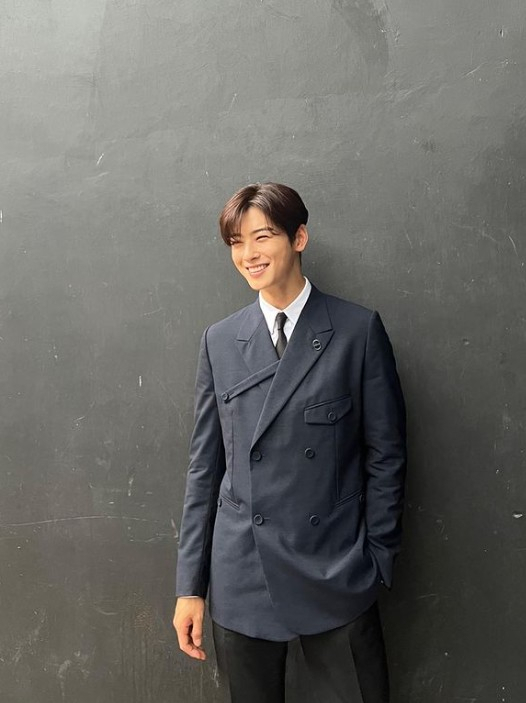 Cha Eun-woo released two photos on her Instagram account on Wednesday.In the photo released, Cha Eun-woo was shown smiling with a bright smile in a dark jacket, admiring the small face and perfect proportions of his sculptural appearance.The netizens who saw this responded such as Jung Eun-woo looks good, Pretty, Do not laugh, I do not marry.Meanwhile, Cha Eun-woo met with fans through the fan meeting 2022 Just One Ten Minute Stanley Caravan held in Indonesia on the 23rd.
