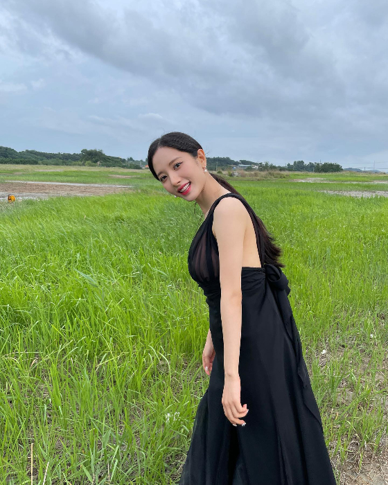 Bona posted Good to see you and several photos on her instagram on the 26th.Among the photos released was Bona, who was wearing a black dress with a clear shoulder, and Bona, set in green grass leaves, is full of freshness.Another photo showed Bona in the picture. The goddess was revealed in an alluring atmosphere.On the other hand, the WJSN who belongs to Bona released a special single album Sequence on May 5 and received a lot of love from fans.