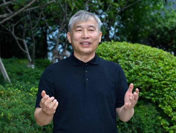 아신대 김한성 교수가 지난 26일 서울 여의도에서 진행한 인터뷰에서 네팔 40주년을 맞아 출간한 ‘한국교회 네팔선교 40주년 기념시리즈’와 선교 사역 기록의 필요성을 설명하고 있다. 신석현 포토그래퍼