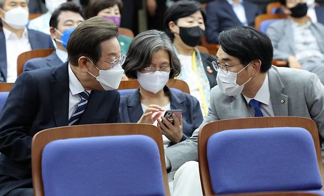 더불어민주당 이재명 의원이 지난달 30일 서울 여의도 국회에서 열린 의원총회에서 박용진 의원과 인사를 나누고 있다. / 사진제공=뉴시스